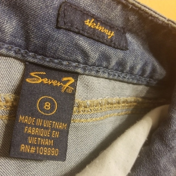 Seven7 Jeans | Light-Washed Cropped Skinny Jeans (Size 8) - Picture 3 of 10